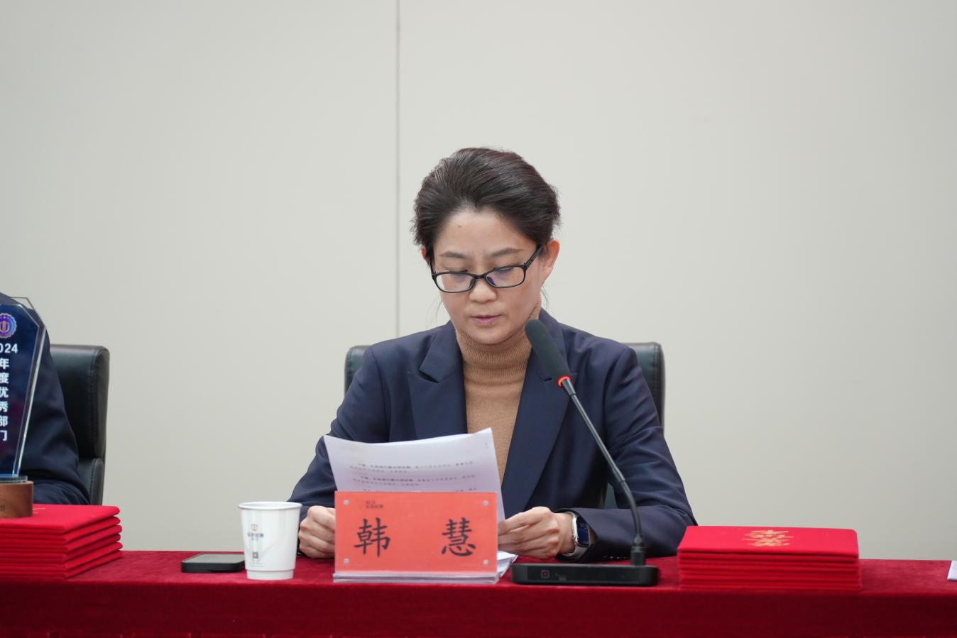 副總經理、工會主席韓慧宣讀表彰決定.png